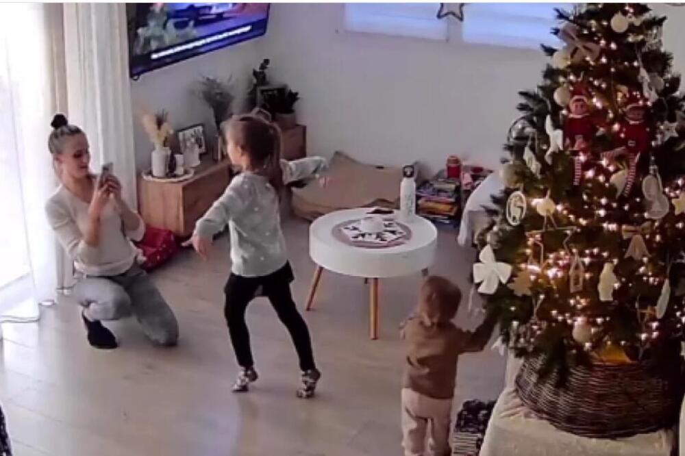 MAJKA SLIKALA ĆERKU ISPRED JELKE, A ONDA JE USLEDILA KATASTROFA: Brat se u trenu PRESTRAVIO kada je video...