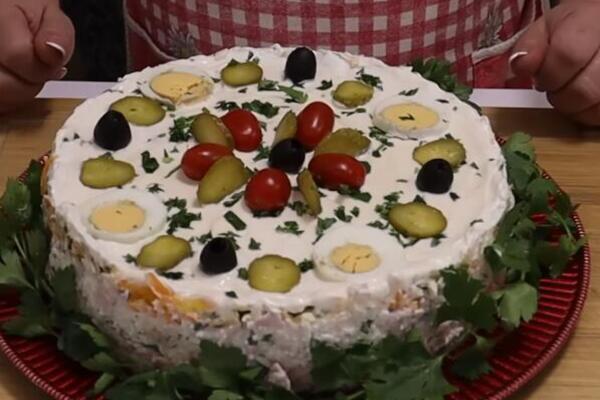 SVEČANA SALATA ''SNEŽNA KRALJICA'' OBLIKOVANA KAO SLANA TORTA: Bolje predjelo nećete naći za novogodišnju trpezu
