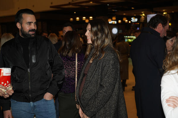 OMILJENI SRPSKI GLUMAC U JAVNOSTI SA TRUDNOM SUPRUGOM: Milica nikad LEPŠE nije izgledala, zasenila je sve