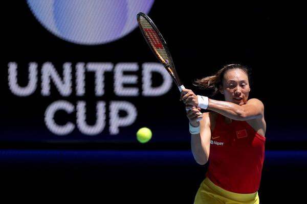 OPREZ ZA NOVAKA I OLGU: Kinezi iznenadili na startu i 'POČISTILI' Češku i šampionku Vimbldona!