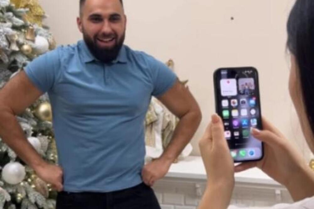 DAO JE TELEFON ŽENI DA GA SLIKA PORED JELKE, A ONDA... Nećete verovati šta je ona URADILA, ljudi je PROZIVAJU