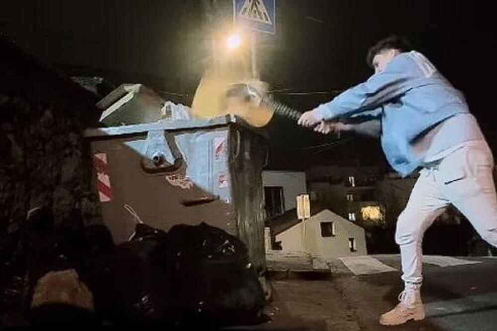PEVAČ SE RAZBESNEO I RAZLUPAO GITARU: Izašao na ulicu i sve snimio, LJUDI U ŠOKU GLEDAJU, šta je ovo!? (FOTO)