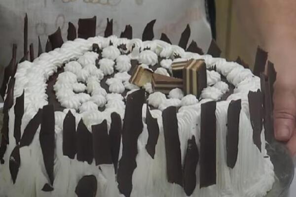 NOVOGODIŠNJA TORTA KOJA SE OBAVEZNO PRAVI 31. DECEMBRA: Osvežavajuća i najlepša - sočan fil sa višnjama