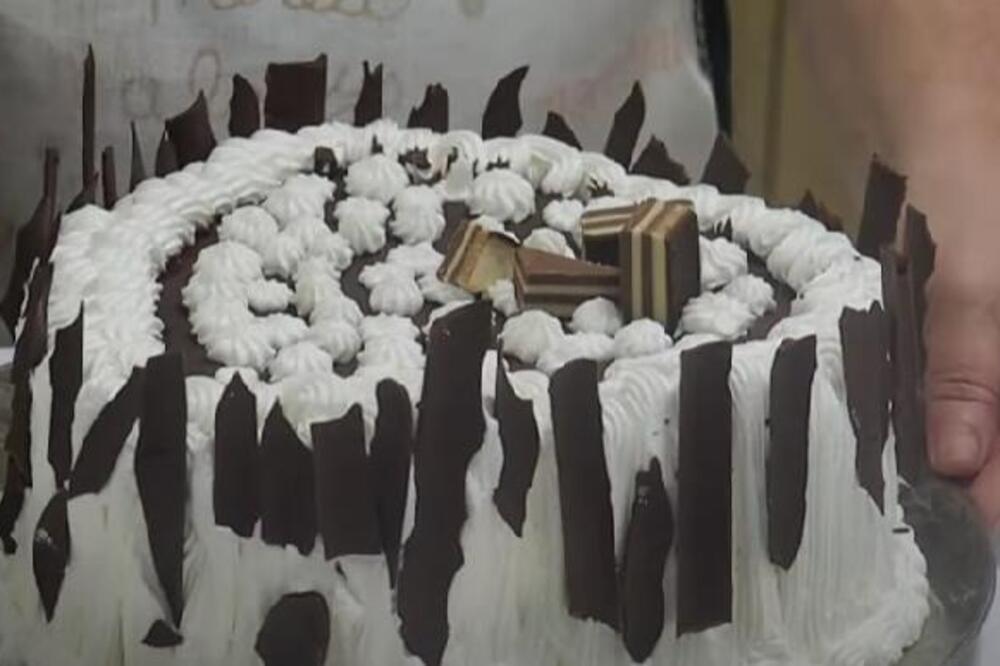 NOVOGODIŠNJA TORTA KOJA SE OBAVEZNO PRAVI 31. DECEMBRA: Osvežavajuća i najlepša - sočan fil sa višnjama