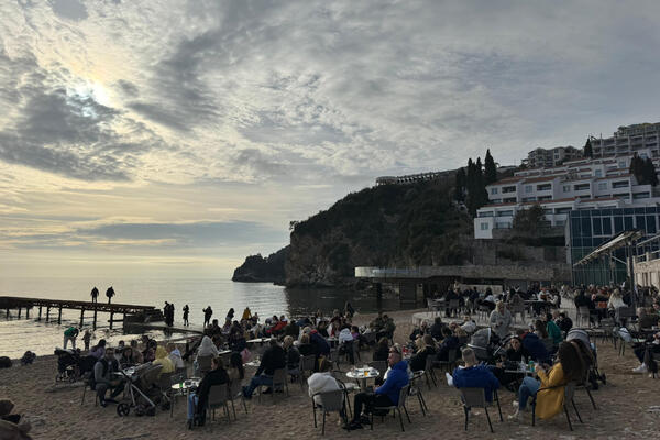 PAPRENE CENE U BUDVI ZA PRAZNIKE: Za ručak minimum 100 EVRA, a tek koliko košta REZERVACIJA STOLA