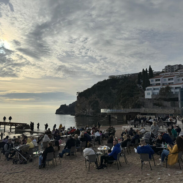 Velika ponuda poslova u ovom letovalištu u Crnoj Gori: Traži se 5.000 sezonskih radnika, ne treba škola, pare masne