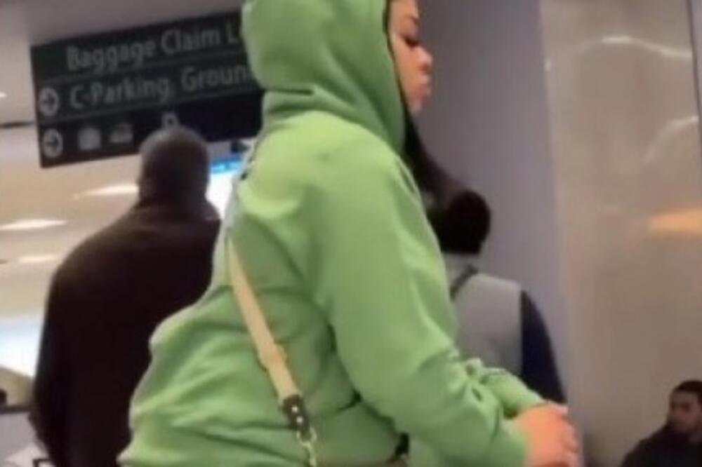 DEVOJKA ČEKALA PRTLJAG, A SVI SU GLEDALI U NJENE NOGE: Šta joj se DESILO SA STOPALIMA? Ovo nije REALNO (VIDEO)