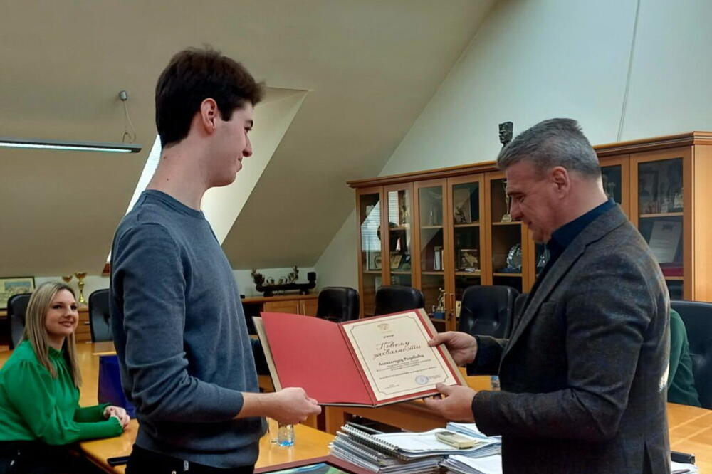ON JE PONOS OVOG SRPSKOG GRADA: Aleksandar je STUDENT GENERACIJE, u INDEKSU sve same DESETKE! (FOTO)