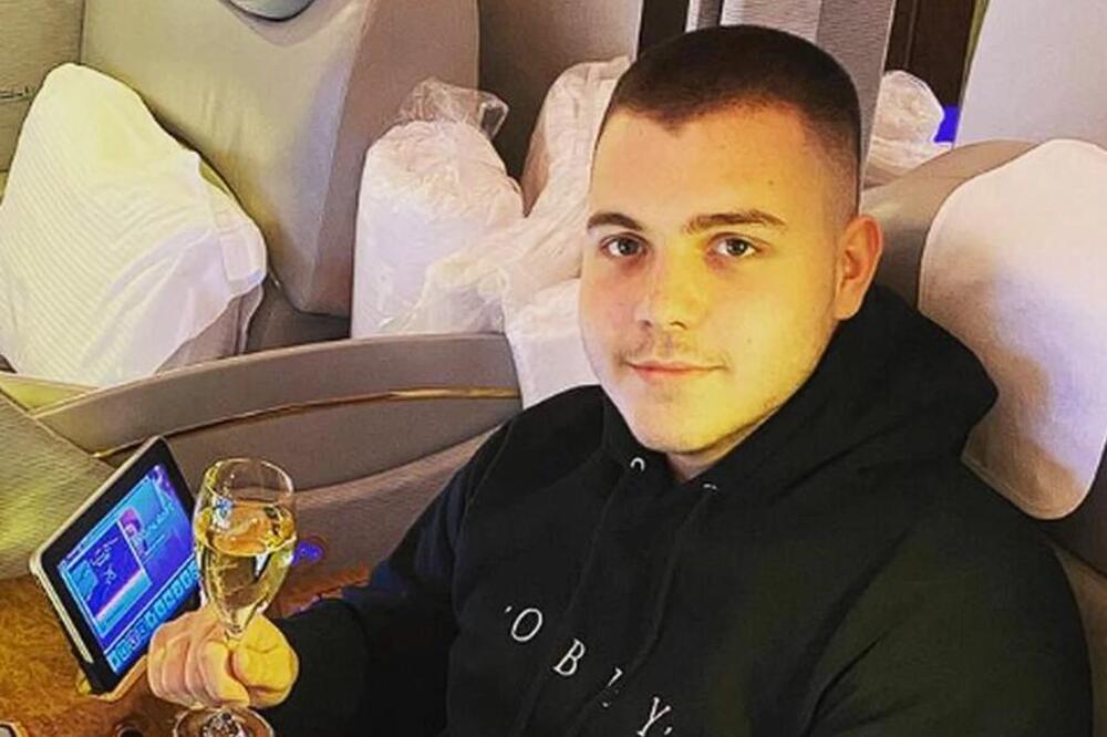 VIKTOR ŽIVOJINOVIĆ LETI PRIVATNIM AVIONOM SA MISTERIOZNOM DEVOJKOM: Samo luksuz za Breninog sina (FOTO)