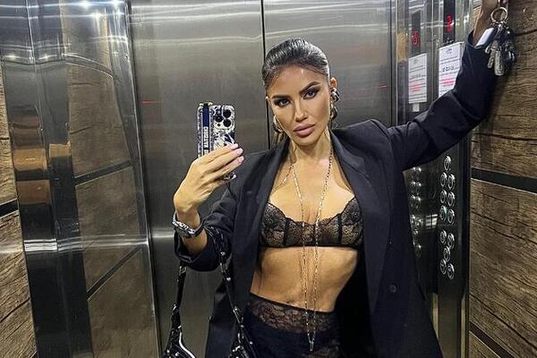 POZNATA PEVAČICA IZAŠLA U GRAD U BRUSU I GAĆAMA Sve na njoj providno, nema šta nije pokazala: VRazvaliće vam UM