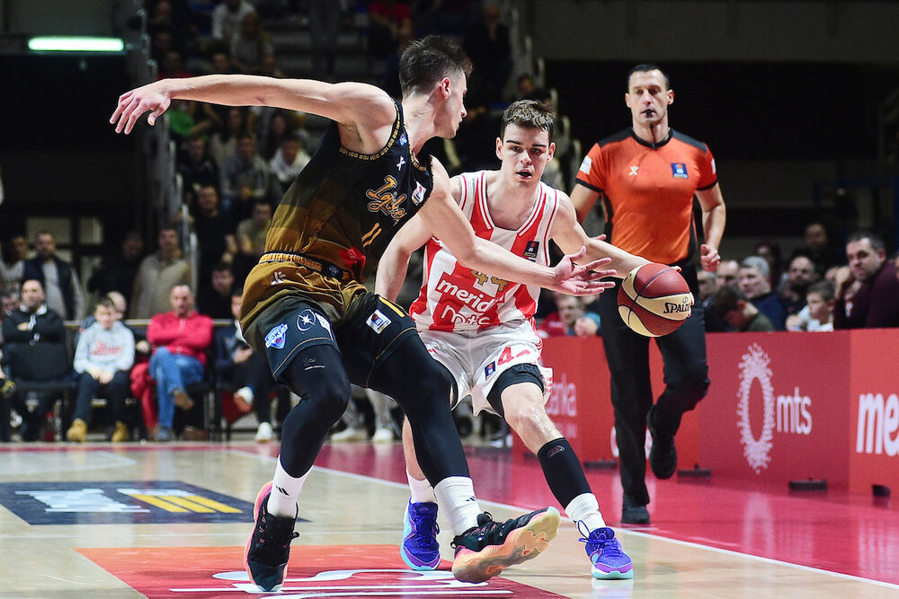 Nikola Topić (desno) na utakmici Crvene zvezde i Igokee