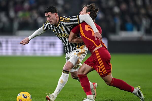 ITALIJA BRUJI O VLAHOVIĆEVOJ MAJSTORIJI: Nije gol, ali kao da jeste! (VIDEO)