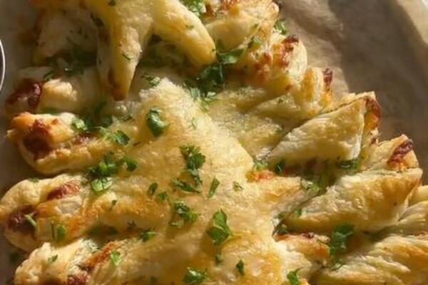 NAPRAVITE JELKU OD LISNATOG TESTA ZA VEČERAS I DOUŠEVITE GOSTE: Praznično jelo koje će se ODMAH POJESTI