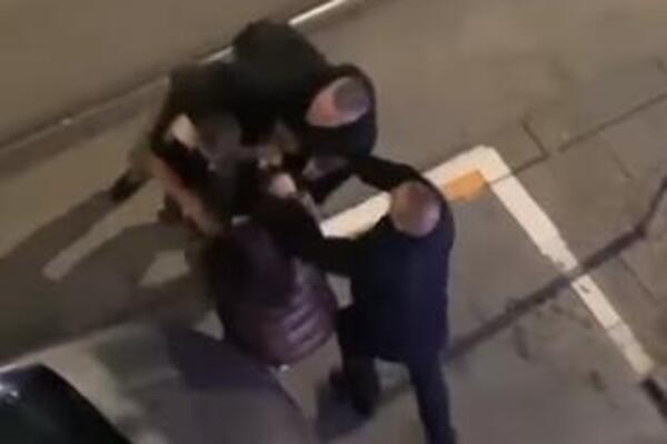 JEZIVA TUČA ISPRED KAZINA, DEVOJKA PRISUSTVOVALA UŽASU! bezbeđenje brtualno tuklo čoveka: "Policija, OVDE ME BIJU"