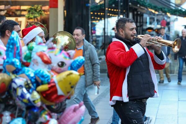 TRUBAČI U CENTRU DIGLI ATMOSFERU PRED DOČEK NOVE GODINE: Praznična euforija preplavila prestoničke ulice (VIDEO)