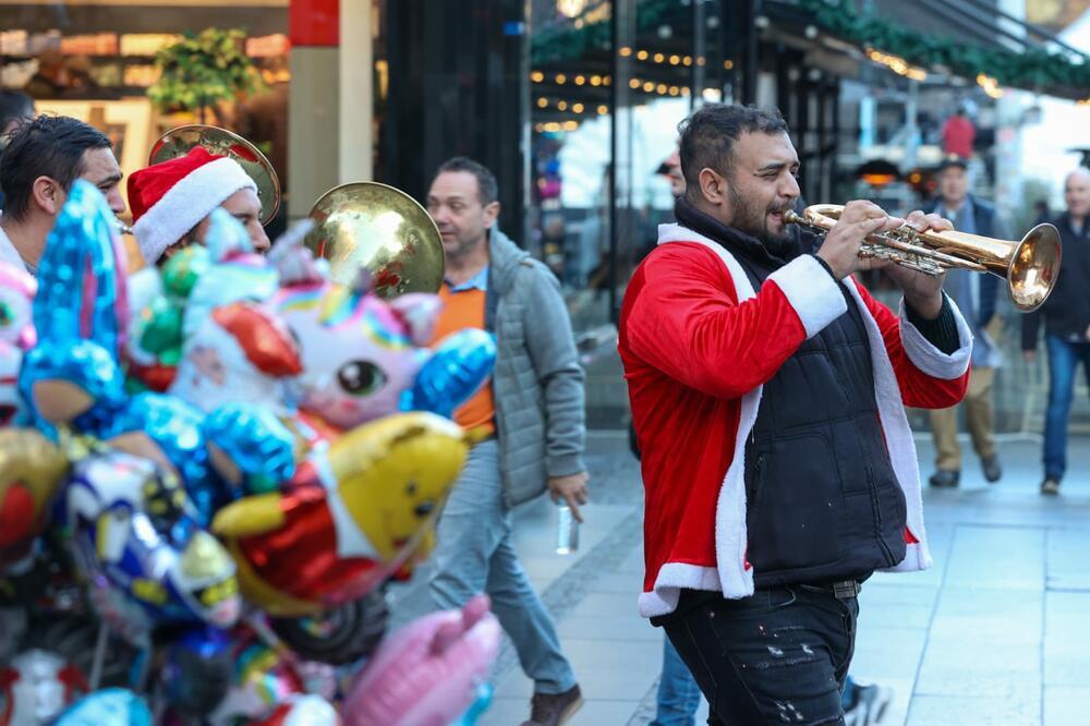 TRUBAČI U CENTRU DIGLI ATMOSFERU PRED DOČEK NOVE GODINE: Praznična euforija preplavila prestoničke ulice (VIDEO)