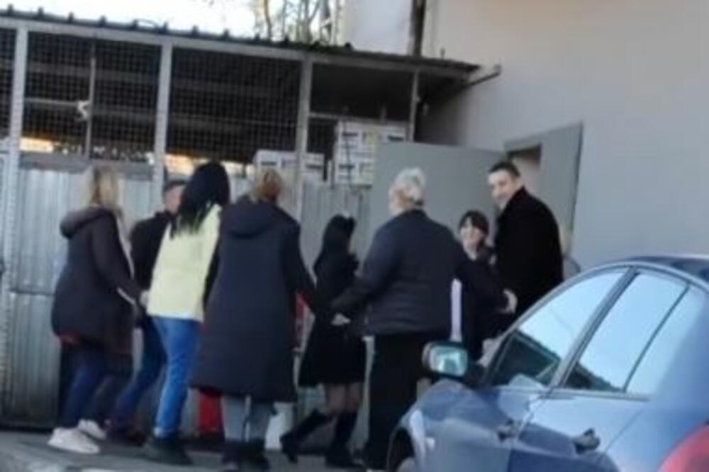 ODVRNULI MUZIKU I ZAIGRALI KOLCE: Radnici marketa u Beogradu pokazali šta je PRAZNIČNO RASPOLOŽENJE, CAREVI (VIDEO)