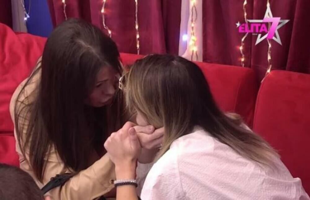 Anđelu Šparavalu posetila je porodica u Eliti, a tom prilikom brat i majka nisu krili nezadovoljstvo zbog veze sa Bojanom Pavlović.