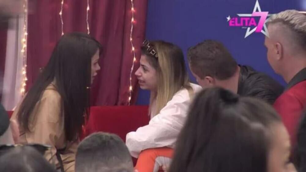 Anđelu Šparavalu posetila je porodica u Eliti, a tom prilikom brat i majka nisu krili nezadovoljstvo zbog veze sa Bojanom Pavlović