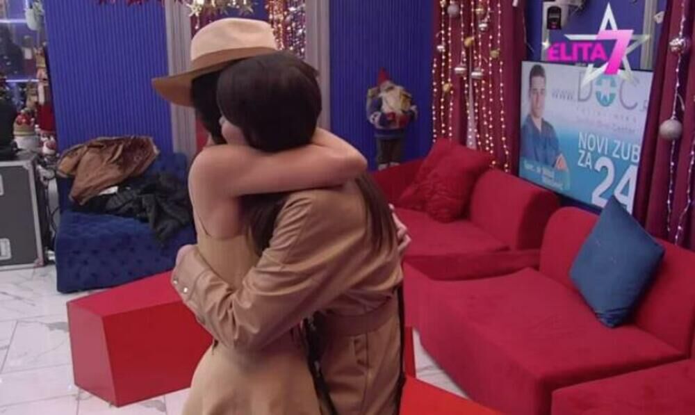 Anđelu Šparavalu posetila je porodica u Eliti, a tom prilikom brat i majka nisu krili nezadovoljstvo zbog veze sa Bojanom Pavlović