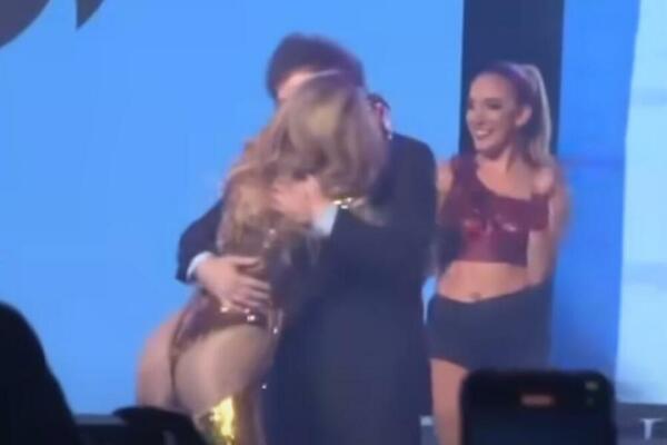 ARGENTINSKI PREDSEDNIK NIJE MOGAO DA SE OBUZDA: Izašao na binu pa ZGRABIO partnerku, pa krenuo da je...