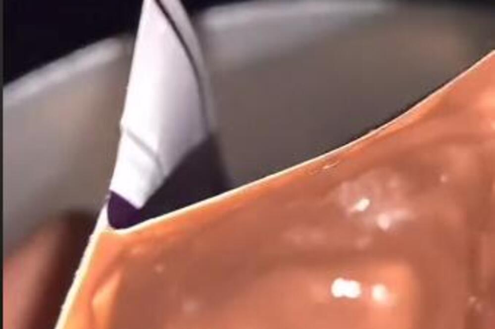 SAVET ISKUSNE DOMAĆICE ZA TOPLJENJE ČOKOLADE, BEZ DA ISPRLJATE IJEDAN SUD: Ništa GENIJALNIJE niste videli(VIDEO)