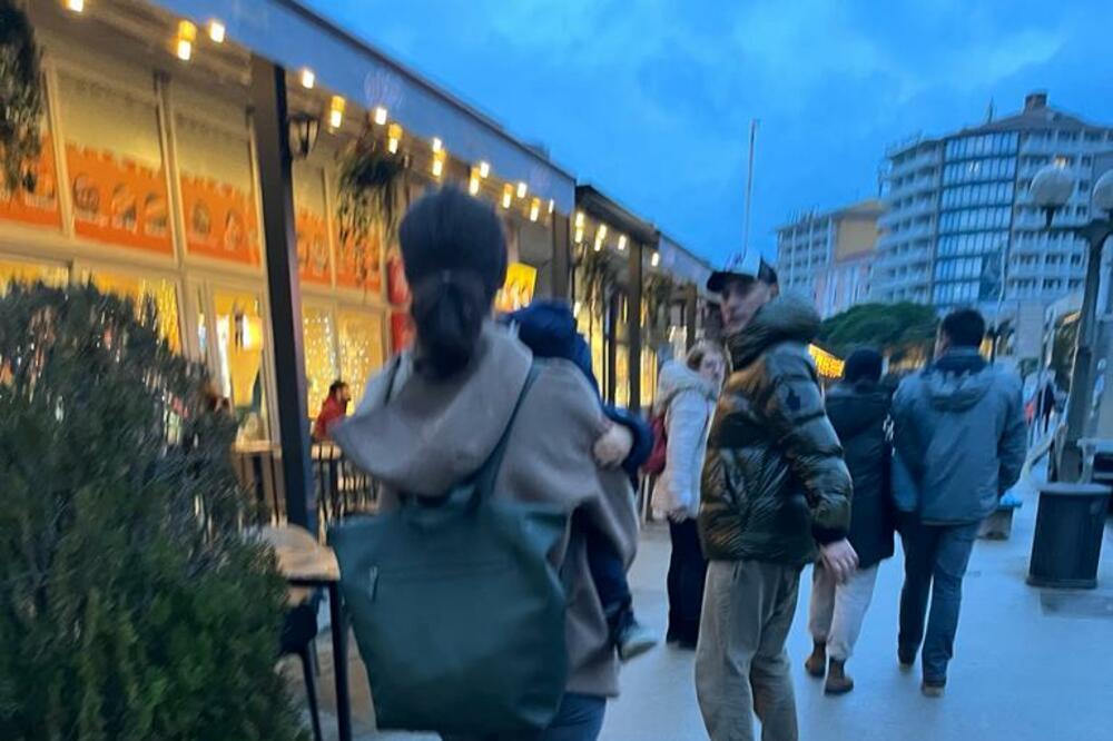 POZNATI SRPSKI GLUMAC UHVAĆEN NA OVOM MESTU: Viđen u društvu TAMNOKOSE DEVOJKE, evo SNIMKA