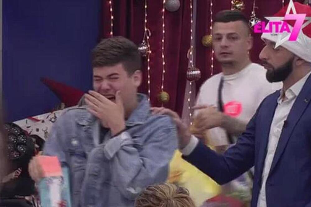 UROŠ SE ISTOPIO OD PLAKANJA! MAJKA MU POSLALA PAKET PO PRVI PUT: Zadrugar NE MOŽE da dođe k sebi, BAŠ EMOTIVNO