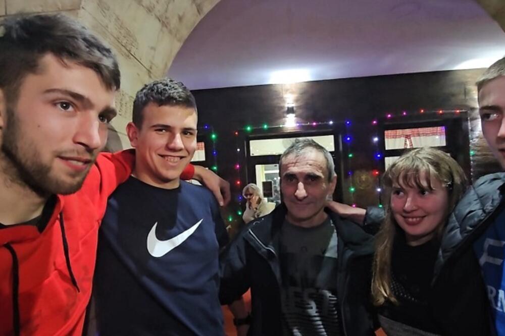 UMESTO NOĆNIH KLUBOVA U BEOGRADU, MLADI DOČEKALI NOVU GODINU U SEOSKOM DOMU: Konačno LEPA slika iz Srbije (FOTO)