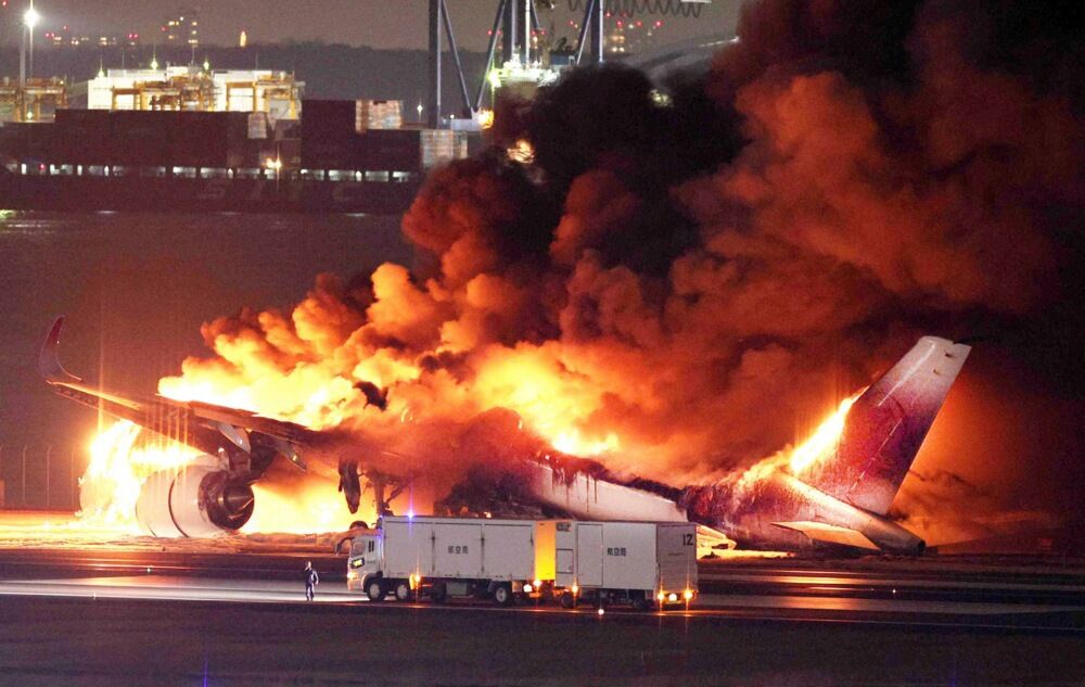 Avion koji gori na aerodromu