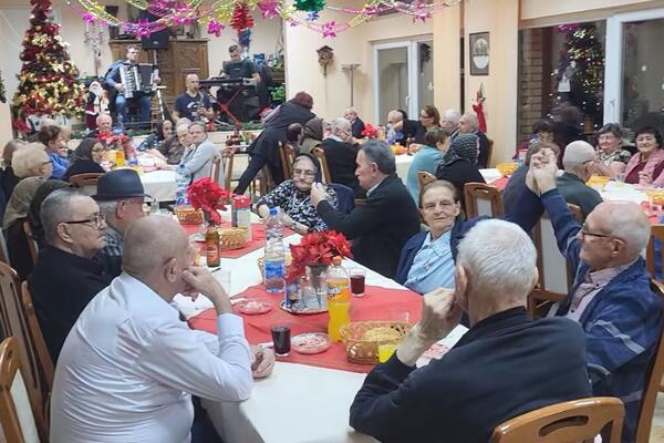 PENZIONERI IZ KLADOVA NOVU DOČEKALI UZ KOLO: Široko častili pevača i pevačicu, imalu PRAVU LUDU NOĆ (VIDEO)