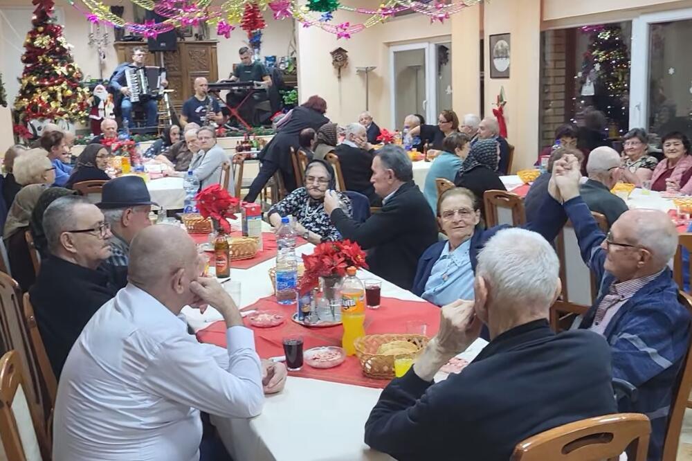 PENZIONERI IZ KLADOVA NOVU DOČEKALI UZ KOLO: Široko častili pevača i pevačicu, imalu PRAVU LUDU NOĆ (VIDEO)