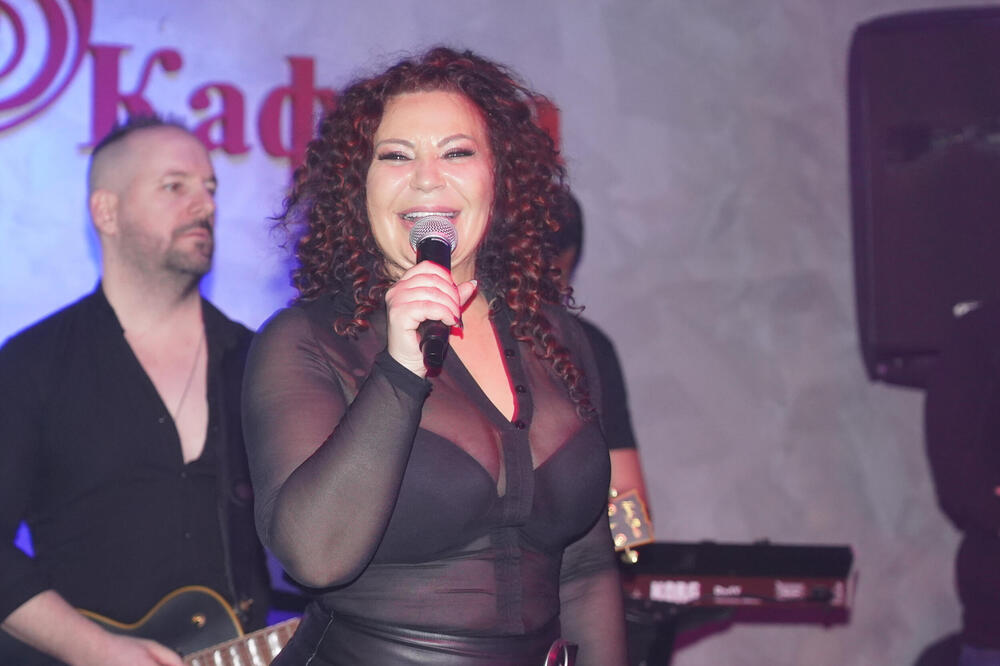 KOMŠIJE PROGOVORILE O POZNATOJ PEVAČICI: Isplivali DETALJI iz njene PROŠLOSTI, ovo niko nije znao