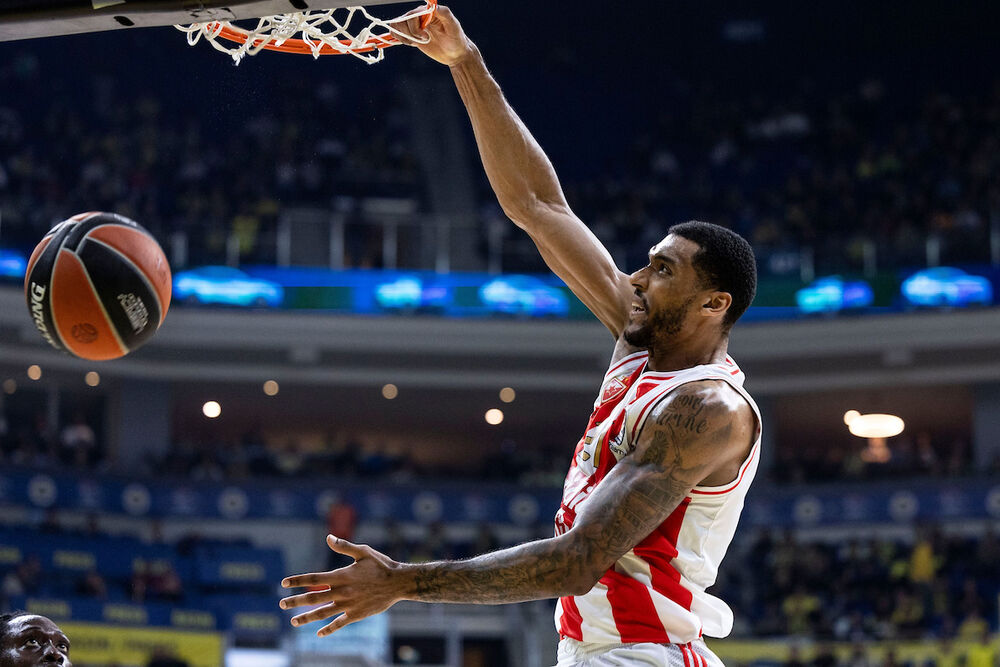 Džoel Bolomboj zakucava na utakmici Fenerbahčea i Crvene zvezde