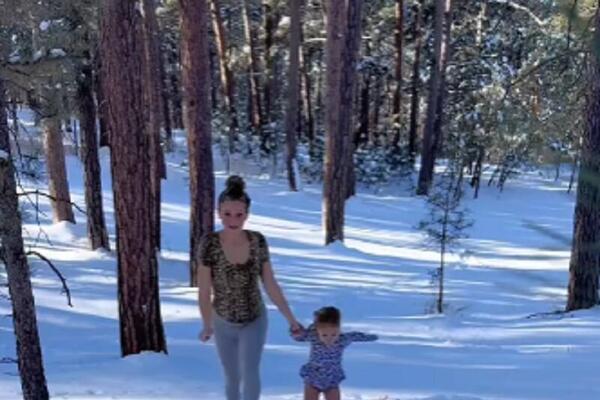 TRUDNA RUSKINJA IZAŠLA BOSA SA DETETOM NA SNEG: Sledi ŠOK kada vidite šta je uradila sa kadom punom LEDA (VIDEO)