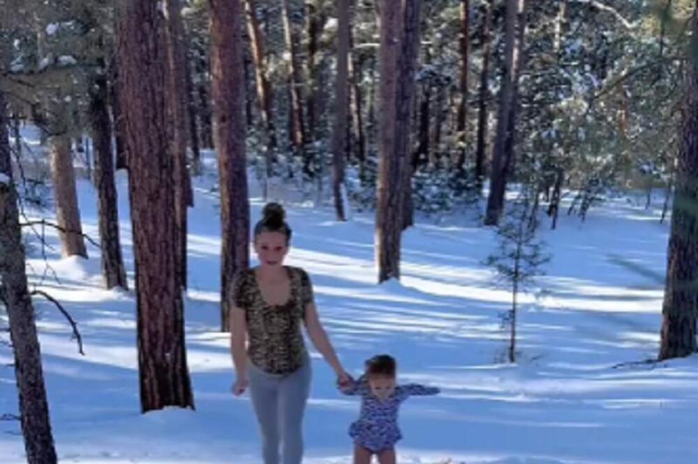 TRUDNA RUSKINJA IZAŠLA BOSA SA DETETOM NA SNEG: Sledi ŠOK kada vidite šta je uradila sa kadom punom LEDA (VIDEO)