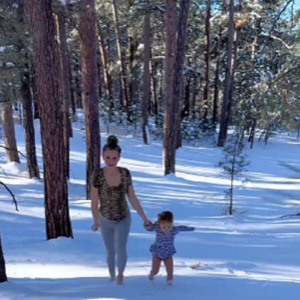 TRUDNA RUSKINJA IZAŠLA BOSA SA DETETOM NA SNEG: Sledi ŠOK kada vidite šta je uradila sa kadom punom LEDA (VIDEO)