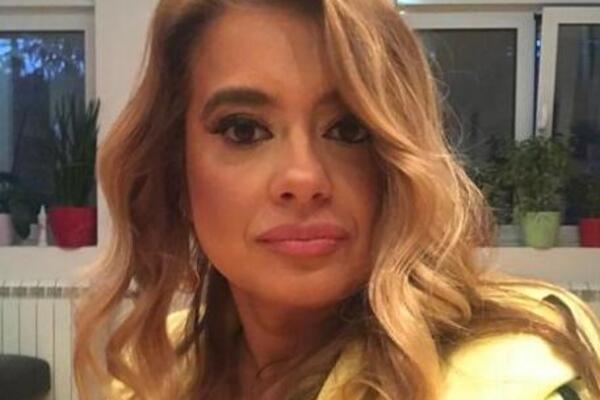 VODITELJKA POSTALA MAMA U 47. GODINI, PA JOJ RAZNE MISLI PROLAZE KROZ GLAVU: "Gde ću biti za njegov 18.rođendan?"