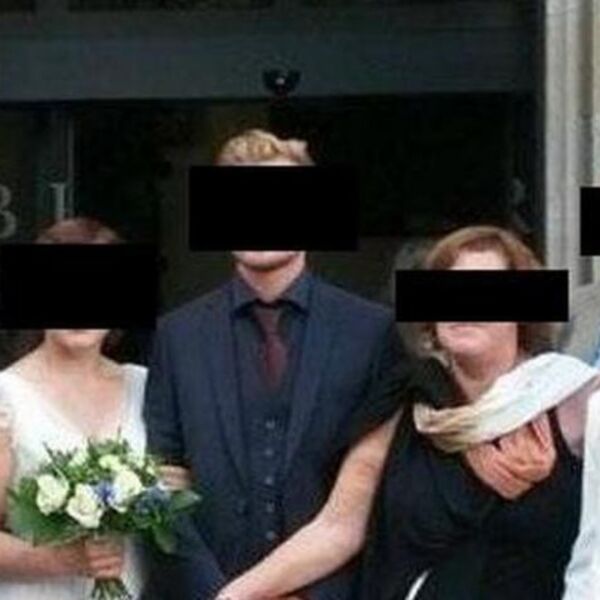 OVO JE NAJBIZARNIJA SLIKA SA VENČANJA IKADA: Pogledi su zbog majke IŠLI PREMA DOLE, svi bulje u 1 tačku, au