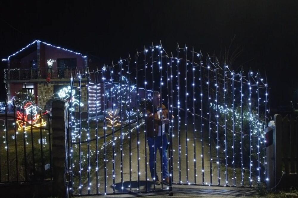 SVI ZASTANU KAD PROĐU PORED KUĆE U SELU VAPA: U teškom mraku samo se vidi dvorište koje sija KAO LAS VEGAS (FOTO)