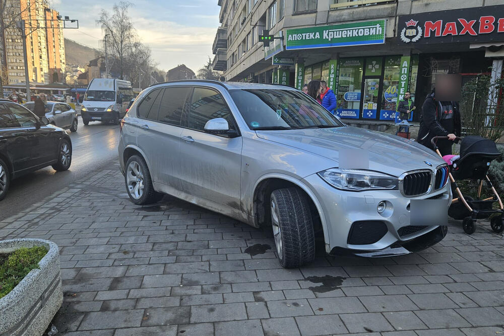 BESNOM MAŠINOM BLOKIRAO PEŠACIMA PROLAZ, RAZLOG JE ŠOKANTAN: Umesto besnih sugrađana SAČEKALA GA POLICIJA (FOTO)