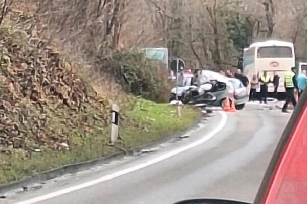 POGINUO TINEJDŽER KOD PAKOVRAĆA: Teška nesreća, sudarili se autobus i automobil (FOTO)