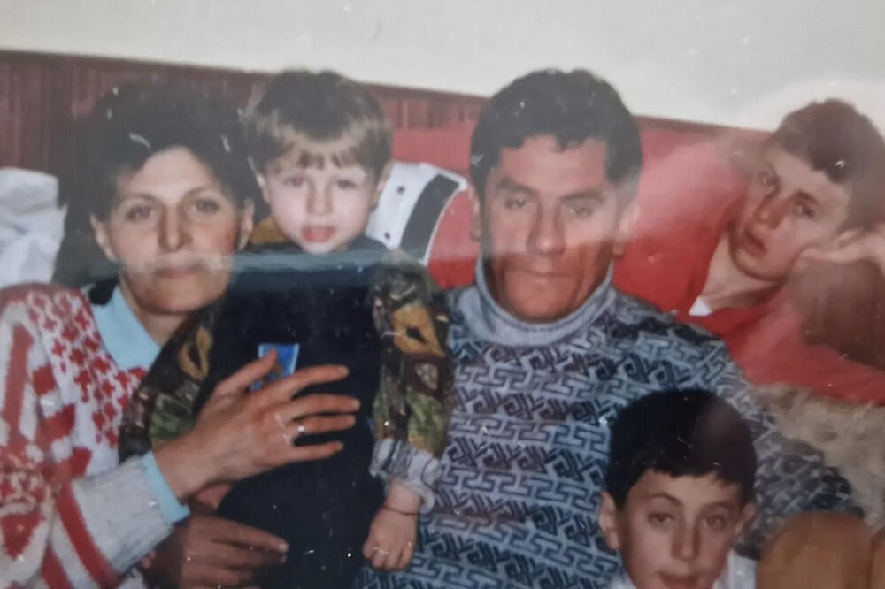 JANJUŠ SLOMLJEN ZBOG SMRTI BRATA, POKAZAO SVIMA KAKAV SU ODNOS IMALI: Stare fotografije mnogo govore, VELIKA TUGA