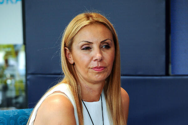 NAŠA VODITELJKA BILA PRIMORANA MUŽU DA PERSIRA: Ovako izgleda njen ŽIVOT sa SLAVNIM SPORTISTOM, malo ko je ZNAO