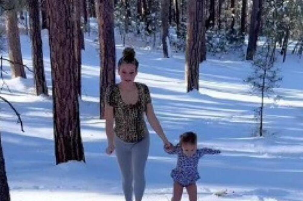 LJUDI ŠIROM SVETA ZANEMELI KAD SU VIDELI ŠTA RADI TRUDNICA! Na snegu, BEZ OBUĆE uradila nešto NESVAKIDAŠNJE
