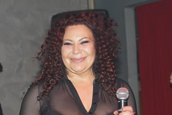 DA LI JE MOGUĆE DA JE OVO STOJA? Pevačica u MREŽASTIM ČARAPAMA I U KRATKOJ SUKNJI, od nje ovakve STAJE PAMET