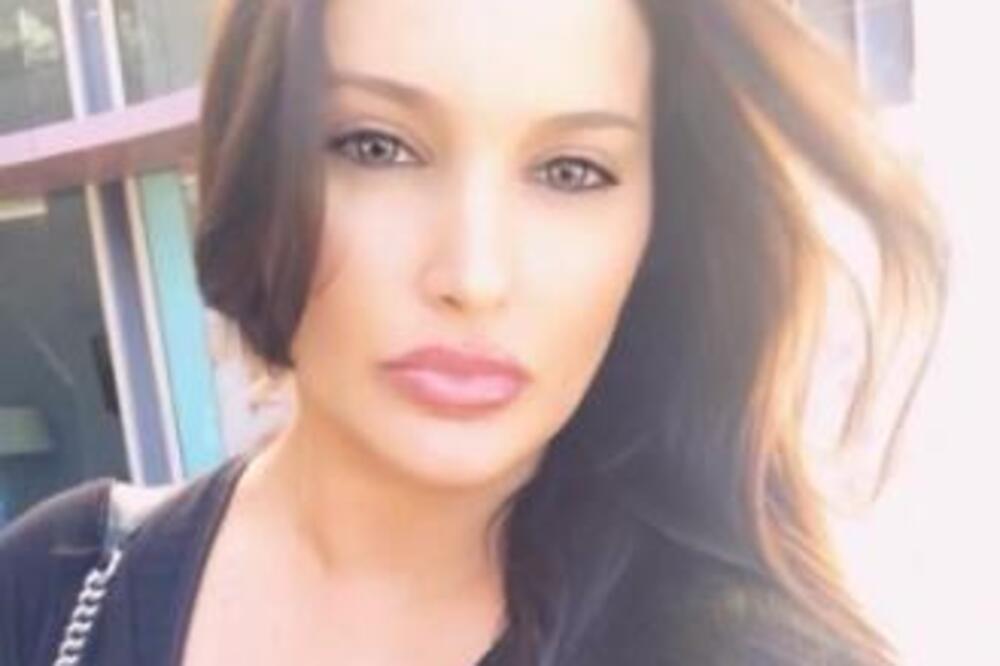 OVU ZADRANKU SU PROSLAVILE INTIMNE SCENE SA PEVAČEM PA JE NESTALA: Isplivale SLIKE u PETOJ DECENIJI OBLIĆE VAS ZNOJ