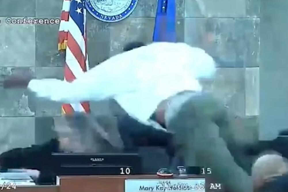 KRIMINALAC NAPAO SUDIJU TOKOM ČITANJA PRESUDE: Skočio na nju poput DIVLJE ŽIVOTINJE, a to je samo POČETAK (VIDEO)