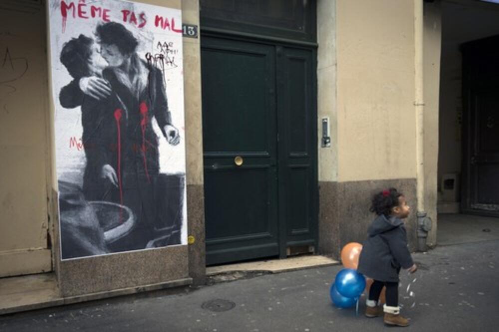 PREMINULA ŽENA SA ČUVENE FOTOGRAFIJE KOJA JE BILA SIMBOL LJUBAVI: Slikom je osvojila svet (FOTO)