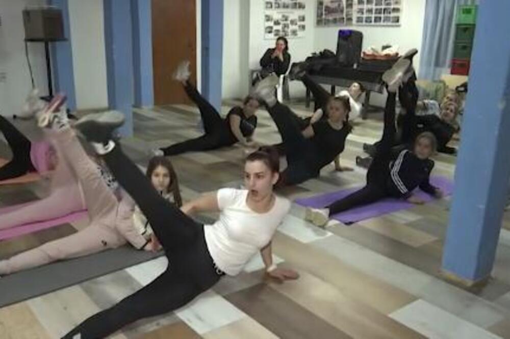 REVOLUCIJA KREĆE IZ DONJE TRNAVE: Meštanke se vode sloganom - On da KUVA RUČAK, a ja da ODEM na AEROBIK! (FOTO)